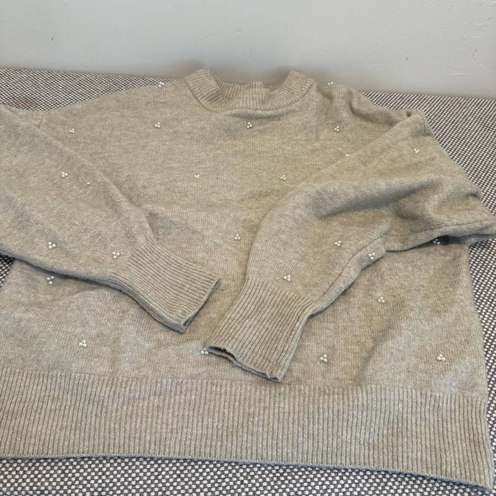Woman's H&M Crew neck Sweater Pearls size s